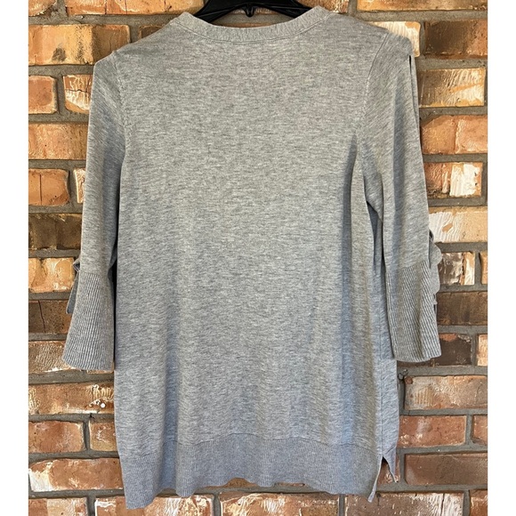 Isaac Mizrahi Women’s Gray Split 3/4 Bell Sleeve V-Neck Sweater Size 1X - Picture 2 of 7